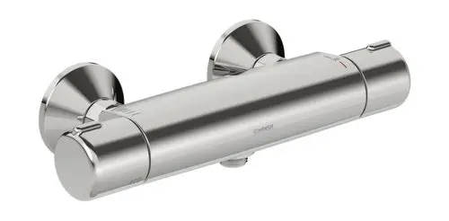 Chromfarbene Brausebatterie von HANSA mit zwei Bedienelementen und Wandmontage. Eignet sich für die Regulierung von Wasserstrahl und Temperatur.